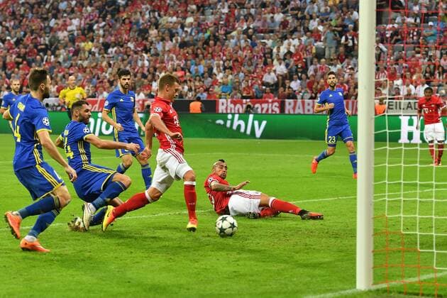 Tor zum 3-0 durch Joshua KIMMICH (Bayern Muenchen),Aktion,Torschuss,am Boden:Philipp LAHM (Bayern Muenchen). FC Bayern Muenchen-FK Rostow, Fussball Champions League Gruppenphase am 13.09.2016. A L L I A N Z A R E N A.