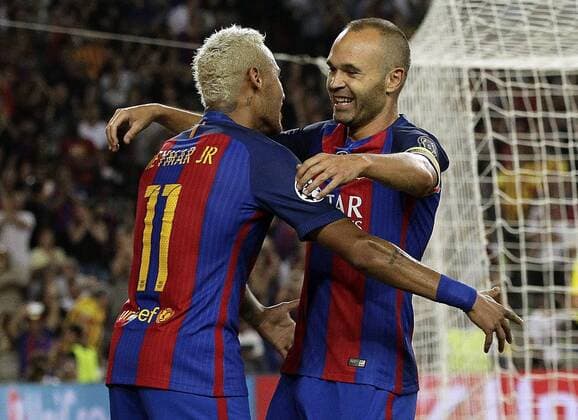 Fußball, CL, FC Barcelona - Celtic Glasgow FC Barcelona Barca s Spanish midfielder Andres Iniesta (R) celebrates his 4-0 goal against Celtic Glasgow with teammate Neymar during their UEFA Champions League 1st journey match at Camp Nou Stadium in Barcelona, Catalonia, Spain, 13 September 2016. FC BARCELONA VS. CELTIC GLASGOW !ACHTUNG: NUR REDAKTIONELLE NUTZUNG!  BCN001 20160913-636094020471811516
