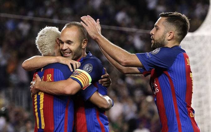 Fußball, CL, FC Barcelona - Celtic Glasgow FC Barcelona Barca s Spanish midfielder Andres Iniesta (C) celebrates his 4-0 goal against Celtic Glasgow with teammates Neymar (L) and Jordi Alba during their UEFA Champions League 1st journey match at Camp Nou Stadium in Barcelona, Catalonia, Spain, 13 September 2016. FC BARCELONA VS. CELTIC GLASGOW !ACHTUNG: NUR REDAKTIONELLE NUTZUNG!  BCN001 20160913-636094022306983752