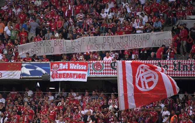 FUSSBALL CHAMPIONS LEAGUE SAISON 2016 2017 GRUPPENPHASE FC Bayern Muenchen - FK Rostow 13.09.2016 Bayern Fans positionieren sich mit einem Banner klar hinter Sebastian Schweinsteiger 