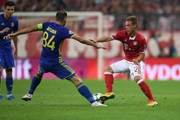 FUSSBALL CHAMPIONS LEAGUE SAISON 2016 2017 GRUPPENPHASE FC Bayern Muenchen - FK Rostow 13.09.2016 Joshua Kimmich (re, FC Bayern Muenchen) gegen Aleksandr Gatskan (li, FC Rostow) 