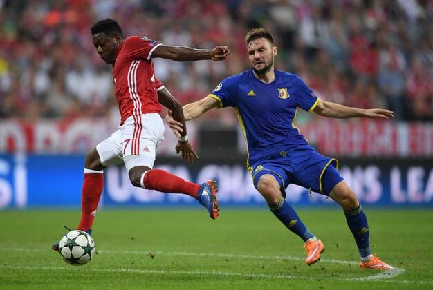 FUSSBALL CHAMPIONS LEAGUE SAISON 2016 2017 GRUPPENPHASE FC Bayern Muenchen - FK Rostow 13.09.2016 David Alaba (li, FC Bayern Muenchen) enteilt Vladimir Granat (FC Rostow) 