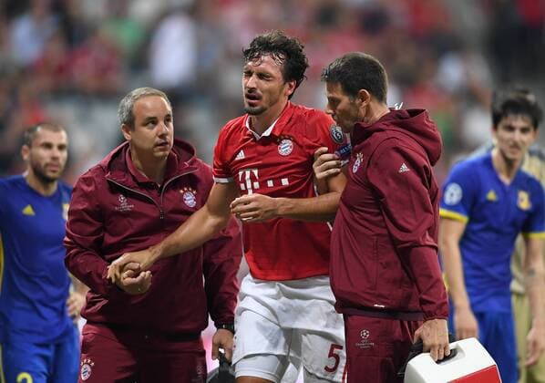 Bilder des Tages - SPORT FUSSBALL CHAMPIONS LEAGUE SAISON 2016 2017 GRUPPENPHASE FC Bayern Muenchen - FK Rostow 13.09.2016 Mats Hummels (FC Bayern Muenchen) hat sich am Kopf verletzt, Dr. med. Volker Braun (li) kuemmert sich 