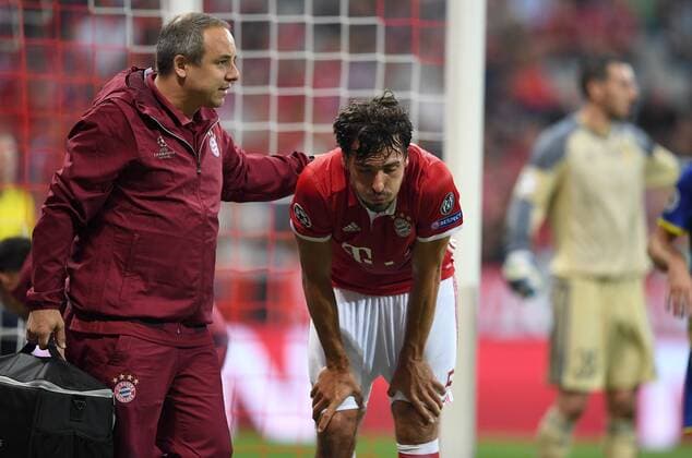 FUSSBALL CHAMPIONS LEAGUE SAISON 2016 2017 GRUPPENPHASE FC Bayern Muenchen - FK Rostow 13.09.2016 Mats Hummels (FC Bayern Muenchen) hat sich am Kopf verletzt, Dr. med. Volker Braun (li) kuemmert sich 