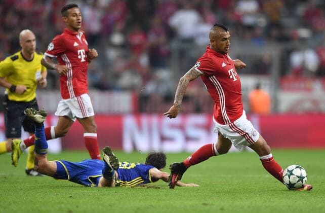FUSSBALL CHAMPIONS LEAGUE SAISON 2016 2017 GRUPPENPHASE FC Bayern Muenchen - FK Rostow 13.09.2016 Arturo Vidal (re, FC Bayern Muenchen) 