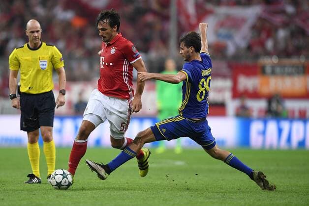 FUSSBALL CHAMPIONS LEAGUE SAISON 2016 2017 GRUPPENPHASE FC Bayern Muenchen - FK Rostow 13.09.2016 Mats Hummels (li, FC Bayern Muenchen) gegen Aleksandr Erokhin (re, FC Rostow) 