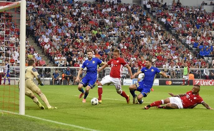 Bilder des Tages - SPORT 13.09.2016, Fussball Champions-League 2016 2017, Vorrunde 1.Spieltag, FC Bayern München - FK Rostow, in der Allianzarena München. Joshua Kimmich (FC Bayern München) trifft zum 3:0 gegen Torwart Soslan Dzhanaev (FC Rostov) 