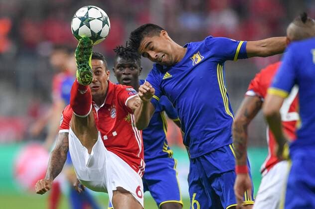 FUSSBALL CHAMPIONS LEAGUE SAISON 2016 2017 GRUPPENPHASE FC Bayern Muenchen - FK Rostow 13.09.2016 Thiago Alcantara (li, FC Bayern Muenchen) gegen Christian Noboa (re, FC Rostow) 