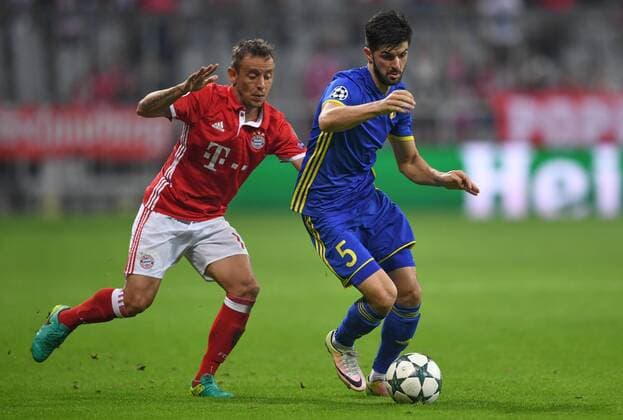 FUSSBALL CHAMPIONS LEAGUE SAISON 2016 2017 GRUPPENPHASE FC Bayern Muenchen - FK Rostow 13.09.2016 Rafinha (li, FC Bayern Muenchen) gegen Denis Terentyev (re, FC Rostow) 