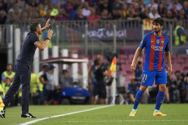 Fußball, CL, FC Barcelona - Celtic Glasgow FC Barcelona Barca s Spanish coach Luis Enrique (L) gives directions to Portuguese midfielder Andre Gomes (R) during the team s UEFA Champions League 1st journey match against Celtic Glasgow at Camp Nou Stadium in Barcelona, Catalonia, Spain, 13 September 2016. FC BARCELONA VS. CELTIC GLASGOW !ACHTUNG: NUR REDAKTIONELLE NUTZUNG!  BCN001 20160913-636094025581870759