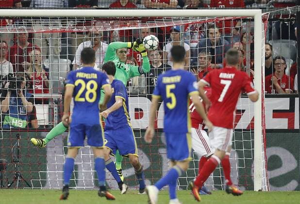 Manuel NEUER, FCB 1 wehrt den Ball ab, fängt, fangen, festhalten, Aktion, Einzelbild, Freisteller, Reaktion, Faustabwehr, Fausten FC BAYERN MUENCHEN - FK ROSTOW Gruppnphase, Fussball UEFA Champions League, Muenchen, 13.09.2016 CL Saison 2016 2017