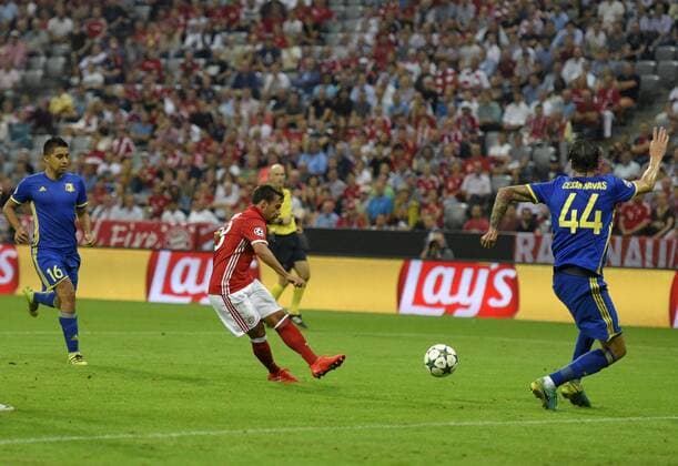 Fußball, CL, Bayern München - FK Rostow 13.09.2016, Fussball Champions-League 2016 2017, Vorrunde 1.Spieltag, FC Bayern München - FK Rostow, in der Allianzarena München. Torschuss zum 5:0 von Juan Bernat (mite, FC Bayern München). 
