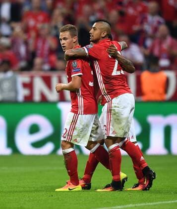 FUSSBALL CHAMPIONS LEAGUE SAISON 2016 2017 GRUPPENPHASE FC Bayern Muenchen - FK Rostow 13.09.2016 Torjubel: Joshua Kimmich und Arturo Vidal (v.l., beide FC Bayern Muenchen) 