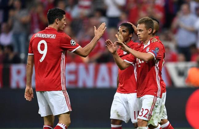 Fußball, CL, Bayern München - FK Rostow FUSSBALL CHAMPIONS LEAGUE SAISON 2016 2017 GRUPPENPHASE FC Bayern Muenchen - FK Rostow 13.09.2016 Torjubel: Joshua Kimmich und Robert Lewandowski (v.r., beide FC Bayern Muenchen) 