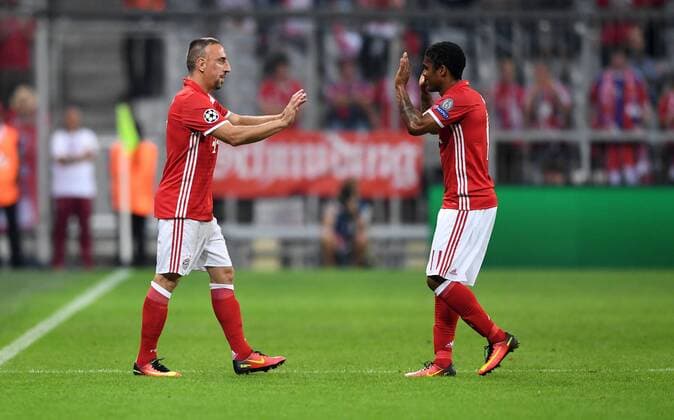 Fußball, CL, Bayern München - FK Rostow FUSSBALL CHAMPIONS LEAGUE SAISON 2016 2017 GRUPPENPHASE FC Bayern Muenchen - FK Rostow 13.09.2016 Wechsel: Franck Ribery (li) und Douglas Costa (re, beide FC Bayern Muenchen) 