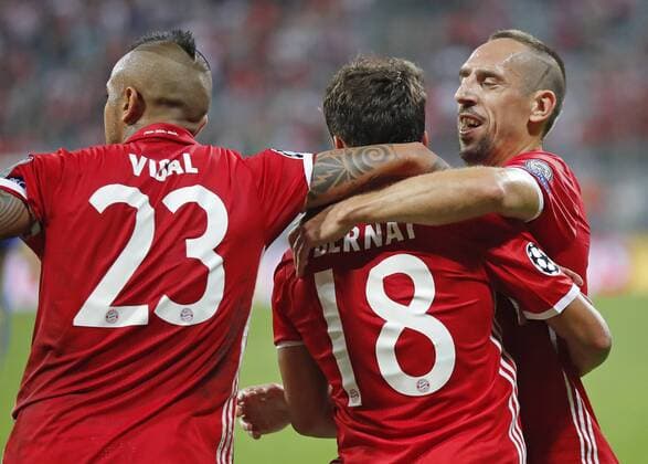 Fußball, CL, Bayern München - FK Rostow Juan BERNAT, FCB 18 Torschuss, schiesst das Tor zum 5-0 Torjubel, Jubel nach dem Tor mit Franck RIBERY, FCB 7 Arturo VIDAL, FCB 23 FC BAYERN MUENCHEN - FK ROSTOW Gruppnphase, Fussball UEFA Champions League, Muenchen, 13.09.2016 CL Saison 2016 2017