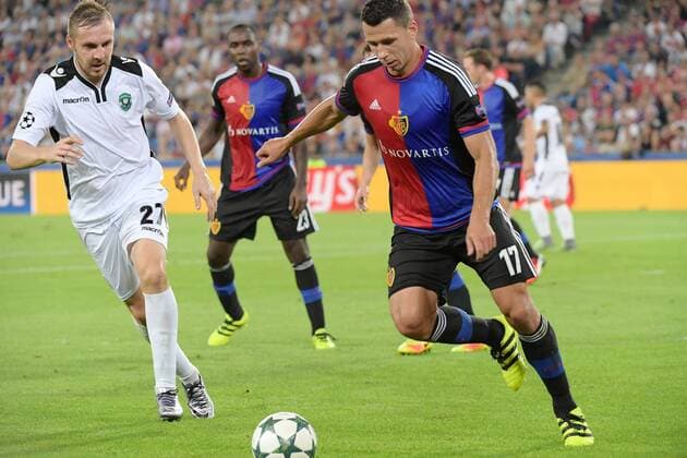 Fußball, CL, FC Basel - Ludogorez Rasgrad 13.09.2016 Basel ,Schweiz , Stadion St.Jakob Park Champions League Saison 2016 2017 FC Basel - Ludogorets Rasgard Bild zeigt 27 Cosmin Moti (Ludogorets ) gegen Marek Suchy (FC Basel) Aktion 