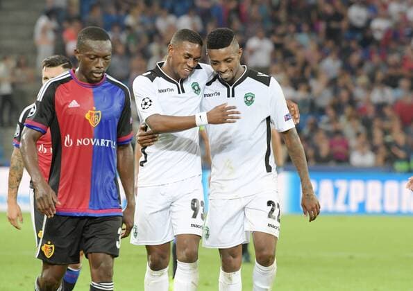 Fußball, CL, FC Basel - Ludogorez Rasgrad 13.09.2016 Basel ,Schweiz , Stadion St.Jakob Park Champions League Saison 2016 2017 FC Basel - Ludogorets Rasgard Bild zeigt re. Torschütze Jonathan Carfu - li. Virgil Misidjan beide (Ludogorets) Aktion 
