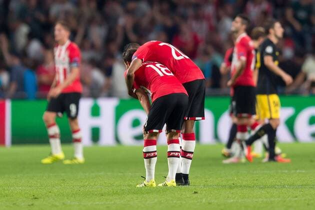 Fußball, CL, PSV Eindhoven - Atletico Madrid Eindhoven, Netherlands 13.09.2016, UEFA Champions League - 2016 17 Season, Group D - Matchday 1, PSV Eindhoven - Club Atletico de Madrid, Andres Guardado (PSV) und Joshua Brenet (PSV) nach der 0:1 niederlage ( DeFodi001