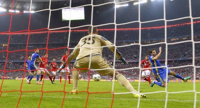 Fußball, CL, Bayern München - FK Rostow 13.09.2016, Fussball Champions-League 2016 2017, Vorrunde 1.Spieltag, FC Bayern München - FK Rostow, in der Allianzarena München. Torschuss zum 5:0 von Juan Bernat (2.v.re, FC Bayern München). 