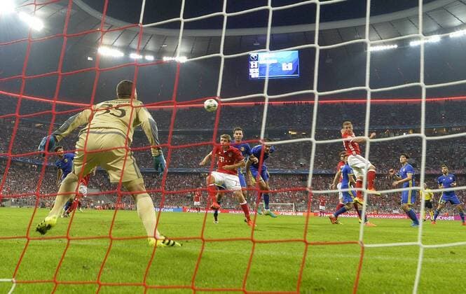 Fußball, CL, Bayern München - FK Rostow 13.09.2016, Fussball Champions-League 2016 2017, Vorrunde 1.Spieltag, FC Bayern München - FK Rostow, in der Allianzarena München. Kopfballtor von Joshua Kimmich (re, FC Bayern München) zum 4:0. 