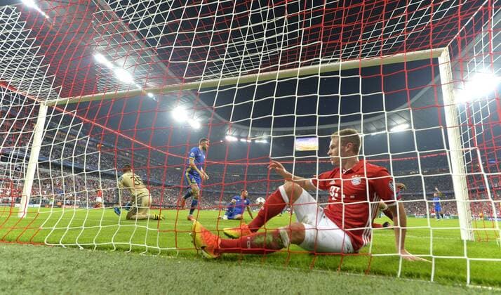 Fußball, CL, Bayern München - FK Rostow 13.09.2016, Fussball Champions-League 2016 2017, Vorrunde 1.Spieltag, FC Bayern München - FK Rostow, in der Allianzarena München. Nach einem Torerfolg liegt Joshua Kimmich (FC Bayern München) im Tornetz. 