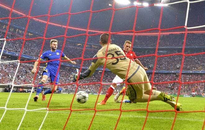 Fußball, CL, Bayern München - FK Rostow 13.09.2016, Fussball Champions-League 2016 2017, Vorrunde 1.Spieltag, FC Bayern München - FK Rostow, in der Allianzarena München. Torschuss Joshua Kimmich (FC Bayern München) zum 3:0 gegen Torwart Soslan Dzhanaev (FC Rostov) 
