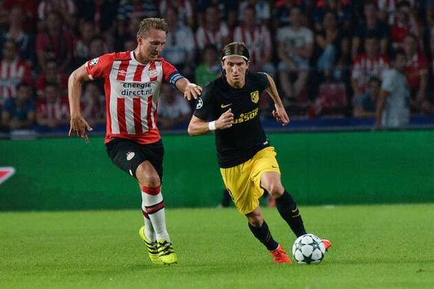 Filipe Luis (Atletico Madrid) im Zweikampf mit Luuk de Jong (Kapitän PSV Eindhoven) Eindhoven, Niederlande, 13.09.2016 - Fussball, Champions League, PSV Eindhoven vs. Atletico Madrid