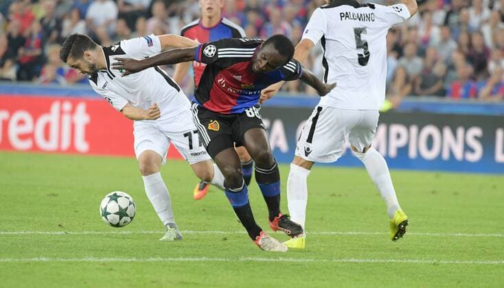 Fußball, CL, FC Basel - Ludogorez Rasgrad 13.09.2016 Basel ,Schweiz , Stadion St.Jakob Park Champions League Saison 2016 2017 FC Basel - Ludogorets Rasgard Bild zeigt 77 Vitinha (Ludogorets ) gegen Seydou Doumbia (FC Basel) Aktion Zweikamf 