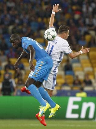 Fußball, CL, Dynamo Kiew - SSC Neapel September 13, 2016 - Kiev, Ukraine - Junior Moraes (R) of Dynamo in action against Kalidou Koulibaly (L) of Napoli,during the UEFA Champions League,group B, football match between Dynamo Kyiv and SSC Napoli,at the Olimpiyskiy stadium,in Kiev, Ukraine, 13 September,2016. FC Dynamo Kyiv v SSC Napoli - UEFA Champions League - ZUMAn230