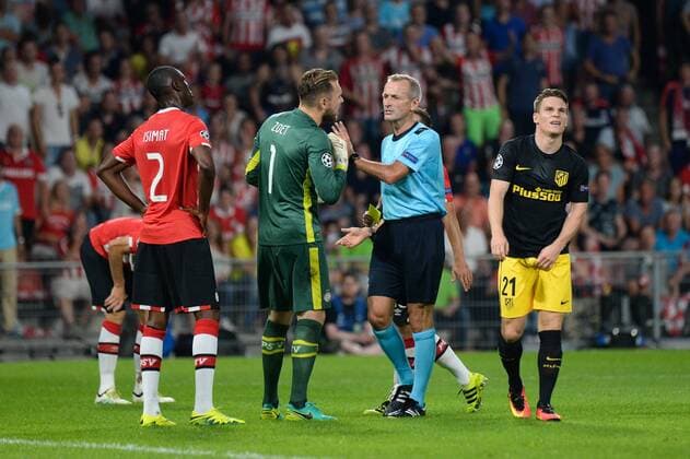 Fußball, CL, PSV Eindhoven - Atletico Madrid Jeroen Zoet (Torwart PSV Eindhoven) diskutiert mit Schiedsrichter Arten Atkinson (ENG), Kevin Gameiro (Atletico Madrid) fasst sich in den Schritt Eindhoven, Niederlande, 13.09.2016 - Fussball, Champions League, PSV Eindhoven vs. Atletico Madrid