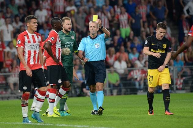 Schiedsrichter Arten Atkinson (ENG) zeigt Hector Moreno (PSV Eindhoven) die gelbe Karte Eindhoven, Niederlande, 13.09.2016 - Fussball, Champions League, PSV Eindhoven vs. Atletico Madrid