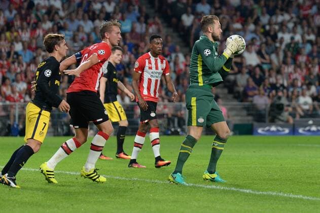 Jeroen Zoet (Torwart PSV Eindhoven) hält Ball Eindhoven, Niederlande, 13.09.2016 - Fussball, Champions League, PSV Eindhoven vs. Atletico Madrid