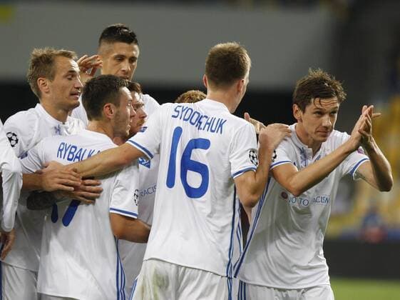 Fußball, CL, Dynamo Kiew - SSC Neapel September 13, 2016 - Kiev, Ukraine - Denys Garmash (R) of Dynamo celebrates with his teammates after scoring the 1-0 lead,during the UEFA Champions League,group B, football match between Dynamo Kyiv and SSC Napoli,at the Olimpiyskiy stadium,in Kiev, Ukraine, 13 September,2016. FC Dynamo Kyiv v SSC Napoli - UEFA Champions League - ZUMAn230
