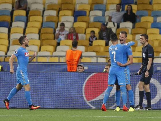 Fußball, CL, Dynamo Kiew - SSC Neapel September 13, 2016 - Kiev, Ukraine - Napoli players celebrate a goal during the UEFA Champions League,group B, football match between Dynamo Kyiv and SSC Napoli,at the Olimpiyskiy stadium,in Kiev, Ukraine, 13 September,2016. FC Dynamo Kyiv v SSC Napoli - UEFA Champions League - ZUMAn230