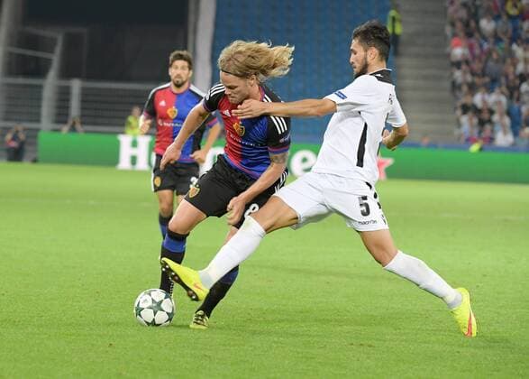 Fußball, CL, FC Basel - Ludogorez Rasgrad 13.09.2016 Basel ,Schweiz , Stadion St.Jakob Park Champions League Saison 2016 2017 FC Basel - Ludogorets Rasgard Bild zeigt 5 Jose Luis Palomino (Ludogorets ) gegen Birkir Bjarnason (FC Basel) li. Aktion Zweikamf 