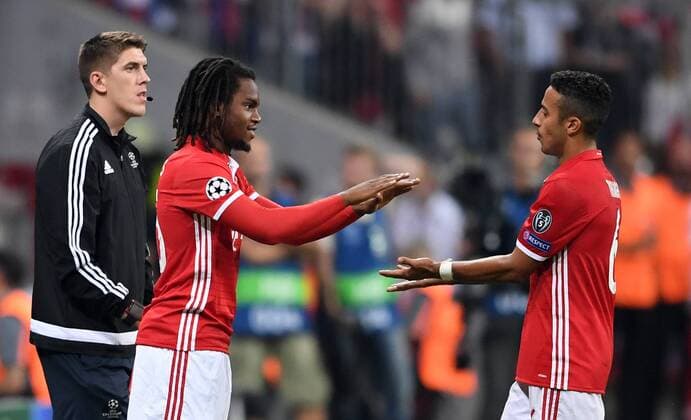 Fußball, CL, Bayern München - FK Rostow Bilder des Tages - SPORT FUSSBALL CHAMPIONS LEAGUE SAISON 2016 2017 GRUPPENPHASE FC Bayern Muenchen - FK Rostow 13.09.2016 Wechsel: Renato Sanches (li) kommt fuer Thiago Alcantara (re, FC Bayern Muenchen) 
