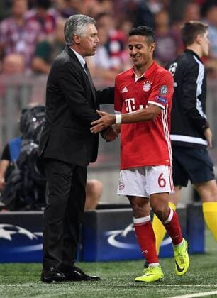 Fußball, CL, Bayern München - FK Rostow FUSSBALL CHAMPIONS LEAGUE SAISON 2016 2017 GRUPPENPHASE FC Bayern Muenchen - FK Rostow 13.09.2016 Thiago Alcantara (re) und Trainer Carlo Ancelotti (li, beide FC Bayern Muenchen) bei dessen Auswechslung 
