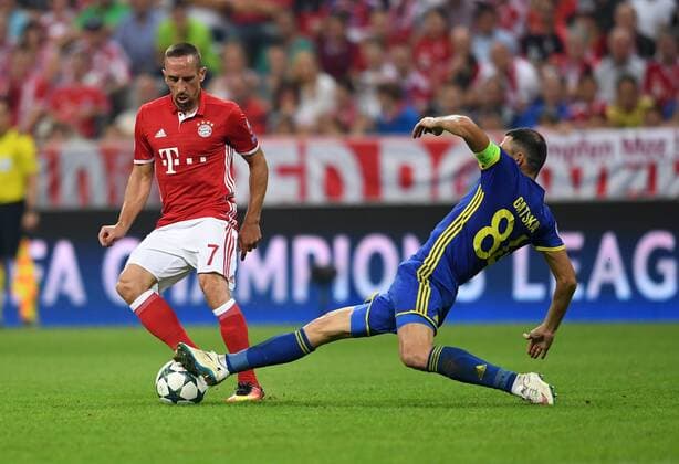 Fußball, CL, Bayern München - FK Rostow FUSSBALL CHAMPIONS LEAGUE SAISON 2016 2017 GRUPPENPHASE FC Bayern Muenchen - FK Rostow 13.09.2016 Franck Ribery (li, FC Bayern Muenchen) gegen Aleksandr Gatskan (re, FC Rostow) 
