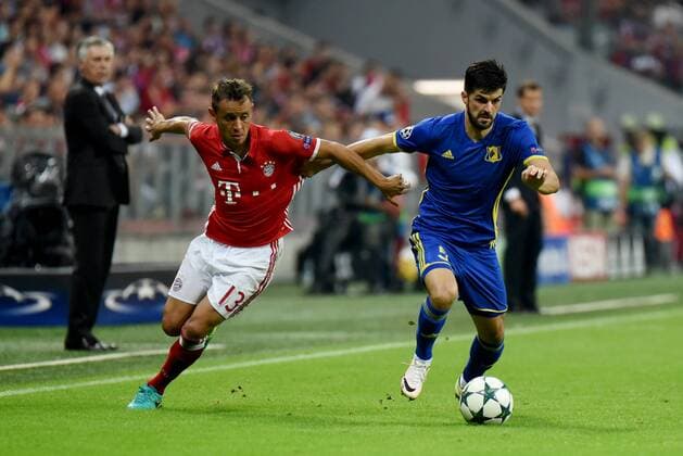Fußball, CL, Bayern München - FK Rostow RAFINHA (FC Bayern Muenchen), Denis TERENTYEV (FK Rostow). Deutschland, Muenchen: Fussball, UEFA Champions League: FC Bayern Muenchen vs FK Rostow am 13.09.2016, Allianz-Arena.