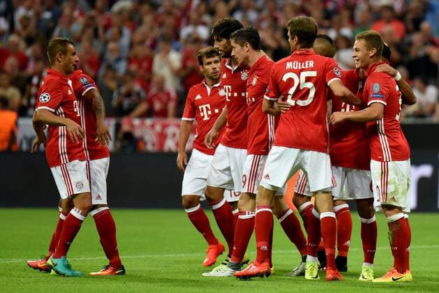 Fußball, CL, Bayern München - FK Rostow Torjubel des Torschuetzen Joshua KIMMICH (FC Bayern Muenchen), RAFINHA (FC Bayern Muenchen), Thomas MUELLER (FC Bayern Muenchen), Robert LEWANDOWSKI (FC Bayern Muenchen). Deutschland, Muenchen: Fussball, UEFA Champions League: FC Bayern Muenchen vs FK Rostow am 13.09.2016, Allianz-Arena.