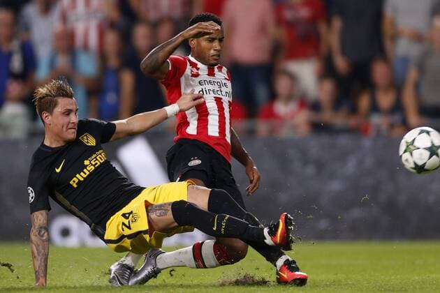 Fußball, CL, PSV Eindhoven - Atletico Madrid (L-R), Jose Maria Gimenez of Club Atletico de Madrid, Luciano Narshingh of PSVduring the UEFA Champions League group D match between PSV Eindhoven and Atletico Madrid on September 13, 2016 at the Philips stadium in Eindhoven, The Netherlands. PSV v Atletico Madrid UEFA Champions League 2016 2017 xVIxJeroenxPutmansxIVx 6211709