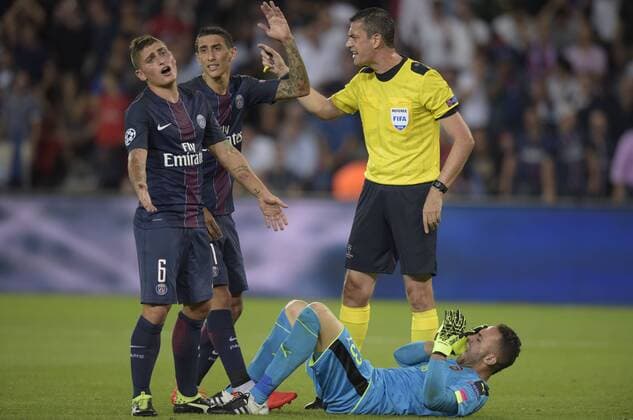 Fußball, CL, Paris St. Germain - FC Arsenal David Ospina ( Arsenal ) - Viktor Kassai - Marco Verrati ( PSG ) - Angel Di Maria ( PSG ) - Fussball, Champions League, Paris Saint Germain PSG vs. Arsenal FC - 13 09 2016 FedericoPestellini Panoramic 