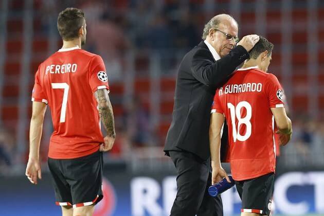 Fußball, CL, PSV Eindhoven - Atletico Madrid (l-r) Gaston Pereiro of PSV Eindhoven, teammanager Mart van den Heuvel of PSV Eindhoven, Andres Guardado of PSV Eindhovenduring the UEFA Champions League group D match between PSV Eindhoven and Atletico Madrid on September 13, 2016 at the Philips stadium in Eindhoven, The Netherlands. PSV v Atletico Madrid UEFA Champions League 2016 2017 xVIxxIVx 6211896