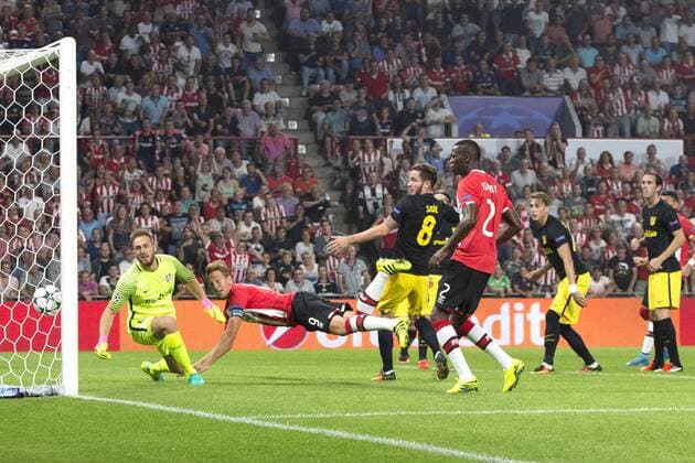 Fußball, CL, PSV Eindhoven - Atletico Madrid (l-r) Jan Oblak of Atletico Madrid, Luuk de Jong of PSV Eindhoven scores, Saul Niguez of Atletico Madrid, Nicolas Isimat-Mirin of PSV Eindhoven,during the UEFA Champions League group D match between PSV Eindhoven and Atletico Madrid on September 13, 2016 at the Philips stadium in Eindhoven, The Netherlands. PSV v Atletico Madrid UEFA Champions League 2016 2017 xVIxxIVx 6211897