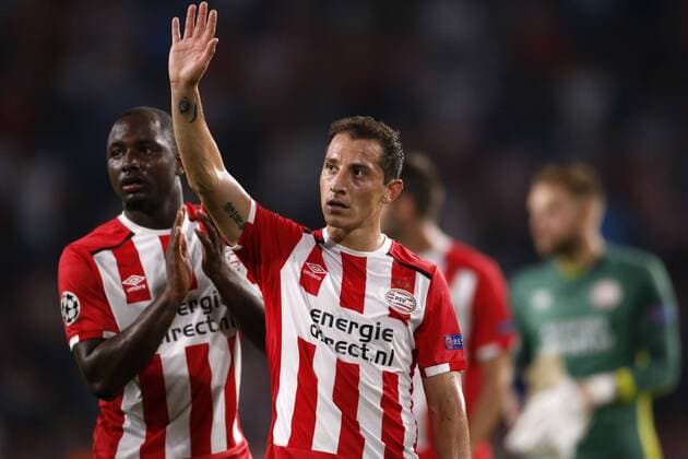 Fußball, CL, PSV Eindhoven - Atletico Madrid Jetro Willems of PSV (L), Andres Guardado of PSV (C)during the UEFA Champions League group D match between PSV Eindhoven and Atletico Madrid on September 13, 2016 at the Philips stadium in Eindhoven, The Netherlands. PSV v Atletico Madrid UEFA Champions League 2016 2017 xVIxJeroenxPutmansxIVx 6211899