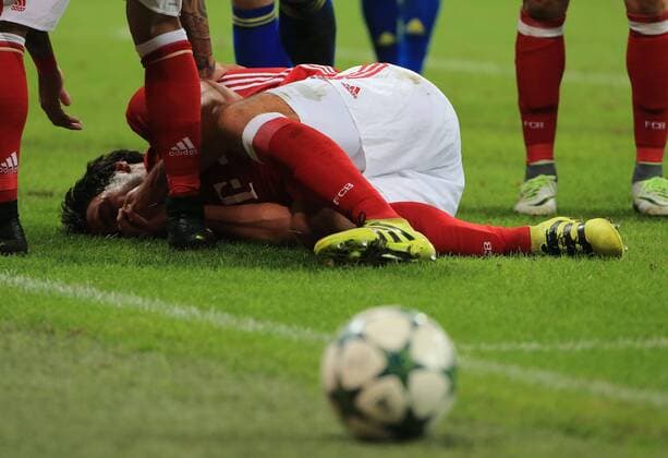 13.09.2016, CL, FC Bayern vs FK Rostow, Allianz Arena Muenchen Fussball, im Bild: Mats Hummels (FCB) verletzt nach einen Tritt im Gesischt