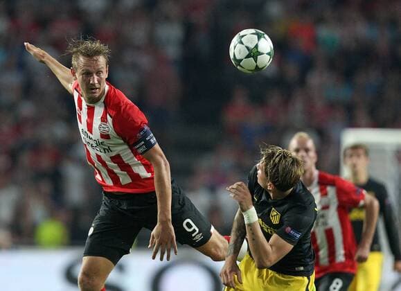v.li.: Luuk de Jong (PSV Eindhoven) gegen Felipe Luis (Atletico Madrid) im Zweikampf, Duell, duel, tackle, Aktion, Action , Fussball, UEFA Champions League, PSV Eindhoven - Atletico Madrid, xmrx