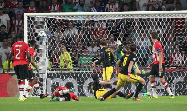 v.li.: Saul Niguez (Atletico Madrid) erzielt das Tor zum 0:1, scores the goal, Aktion, Action , Fussball, UEFA Champions League, PSV Eindhoven - Atletico Madrid, xmrx