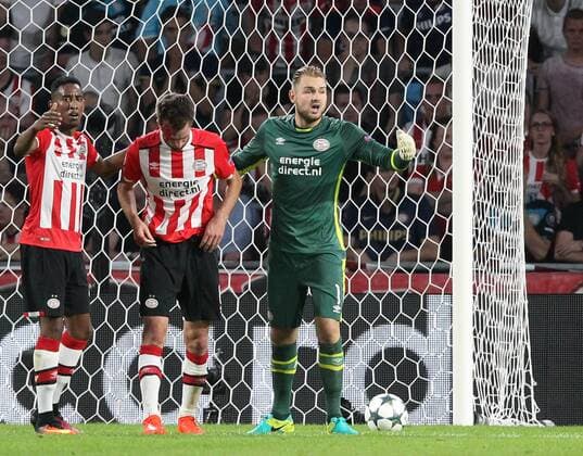 v.li.: Davy Pröpper (PSV Eindhoven) verletzt, Verletzung, injured, sporting injury, mit Blut überströmt , Fussball, UEFA Champions League, PSV Eindhoven - Atletico Madrid, xmrx